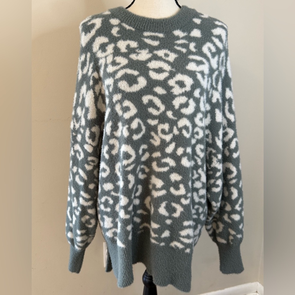 Aerie gray & white leopard print sweater chunky plush warm oversized layer SZ M